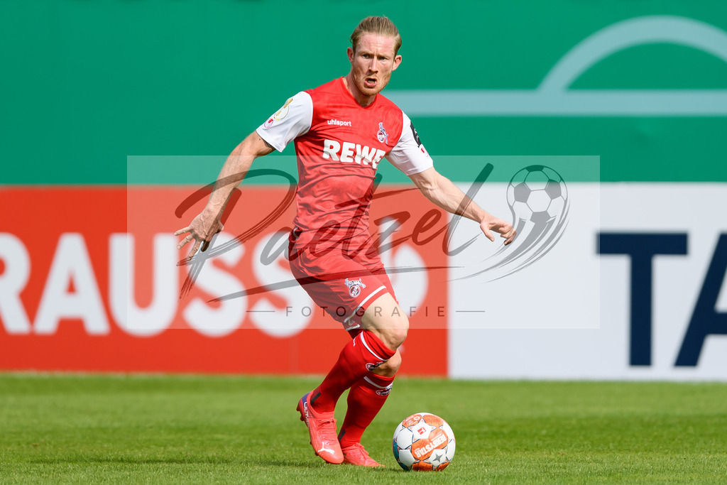 JENKOE20210808_217 | Fussball, Herren: Florian Kainz (1. FC Koeln) in Aktion, am Ball, Einzelaktion beim Spiel der 1. Runde im DFB-Pokal zwischen FC Carl Zeiss Jena und 1. FC Koeln im Ernst-Abbe-Sportfeld am 08.08.2021 in Jena, Deutschland.DFB / DFL REGULATIONS PROHIBIT ANY USE OF PHOTOGRAPHS AS IMAGE SEQUENCES AND/OR QUASI-VIDEO. - Realisiert mit Pictrs.com