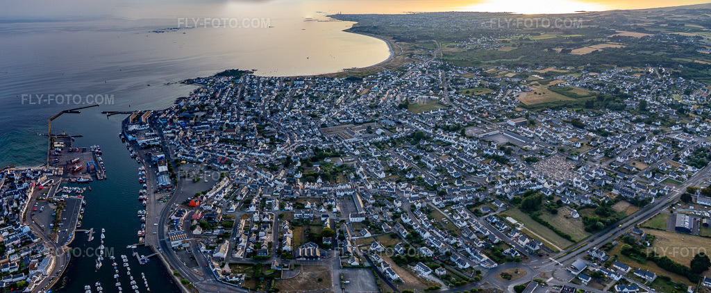 Aerial view: View of the town in Guilvinec in the state Finistere, France. – Photo: IMG_132661-Pano.jpg taken on 06/17/2022 by Werner Riehm/FLY-FOTO.com – Resolution of the original: 7093 x 2926 px