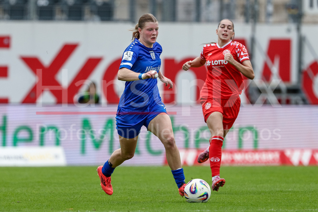 Fussball, 2. Frauen-Bundesliga, SV Meppen - 1. FSV Mainz 05 | Lilly Damm (SV Meppen, 22) am Ball, Einzelbild, Ganzkörper, Aktion, Action, Spielszene, DIE DFB-RICHTLINIEN UNTERSAGEN JEGLICHE NUTZUNG VON FOTOS ALS SEQUENZBILDER UND/ODER VIDEOÄHNLICHE FOTOSTRECKEN. DFB REGULATIONS PROHIBIT ANY USE OF PHOTOGRAPHS AS IMAGE SEQUENCES AND/OR QUASI-VIDEO.