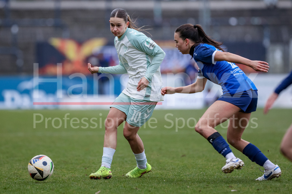 Fussball, Google Pixel Frauen-Bundesliga, 1. FFC Turbine Potsdam - SV Werder Bremen | v.li.: Tuana Mahmoud (SV Werder Bremen, 10) und Suya Haering (1. FFC Turbine Potsdam, 25) im Zweikampf, Duell, Dynamik, Aktion, Action, Spielszene, DIE DFB-RICHTLINIEN UNTERSAGEN JEGLICHE NUTZUNG VON FOTOS ALS SEQUENZBILDER UND/ODER VIDEOÄHNLICHE FOTOSTRECKEN. DFB REGULATIONS PROHIBIT ANY USE OF PHOTOGRAPHS AS IMAGE SEQUENCES AND/OR QUASI-VIDEO.