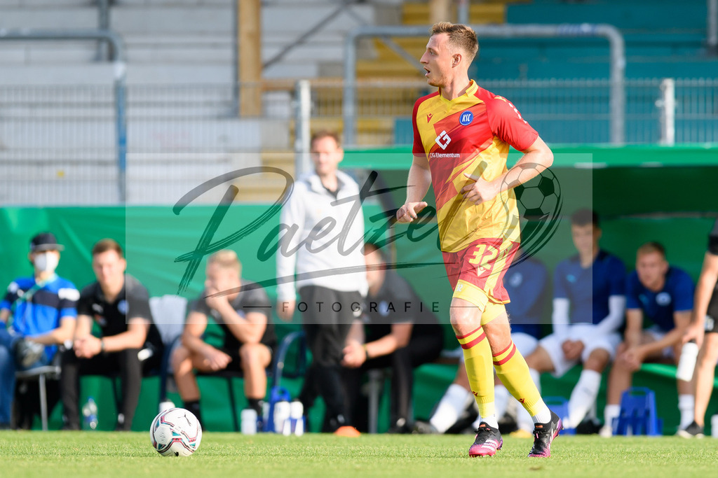 LOTKSC20210809_111 | Fussball, Herren: Robin Bormuth (Karlsruher SC) in Aktion, am Ball, Einzelaktion beim Spiel der 1. Runde im DFB-Pokal zwischen SF Lotte und Karlsruher SC im Stadion am Lotter Kreuz am 09.08.2021 in Lotte, Deutschland.DFB / DFL REGULATIONS PROHIBIT ANY USE OF PHOTOGRAPHS AS IMAGE SEQUENCES AND/OR QUASI-VIDEO. - Realisiert mit Pictrs.com