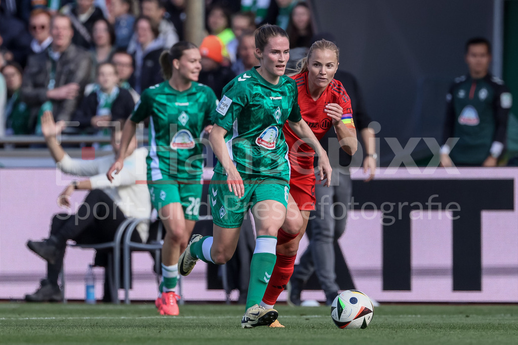 Fussball, Google Pixel Frauen-Bundesliga, SV Werder Bremen - FC Bayern München | v.li.: Reena Wichmann (SV Werder Bremen, 6) und Glodis Perla Viggosdottir (FC Bayern München, 4) im Laufduell, Zweikampf, Duell, Dynamik, Aktion, Action, Spielszene, DIE DFB-RICHTLINIEN UNTERSAGEN JEGLICHE NUTZUNG VON FOTOS ALS SEQUENZBILDER UND/ODER VIDEOÄHNLICHE FOTOSTRECKEN. DFB REGULATIONS PROHIBIT ANY USE OF PHOTOGRAPHS AS IMAGE SEQUENCES AND/OR QUASI-VIDEO.