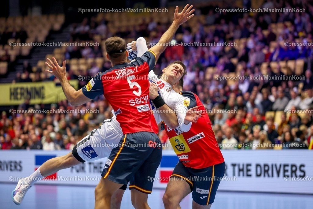 EHF15012601005 | 15.01.2026, Handball, Men's EHF EURO 2026, Spanien - Serbien, Jyske Bank Boxen in Herning, Dänemark, Preliminary Round:   Stefan Dodic (Serbien #40) im Zweikampf gegen   Antonio Serradilla Cuenca (Espania #05) 
