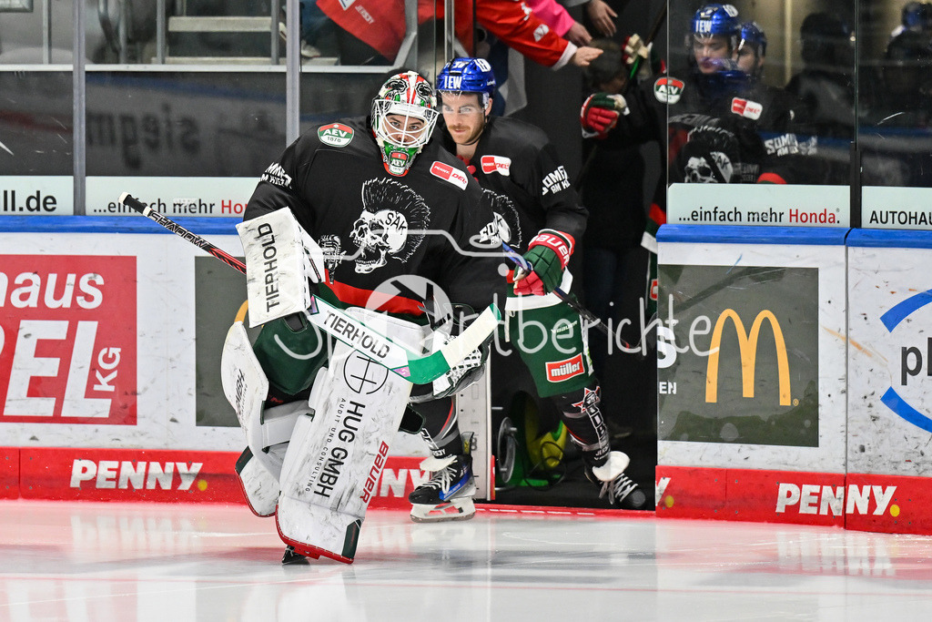 Augsburger Panther - Adler Mannheim | Die Augsburger Panther kommen zum warmup aufs Eis / Strauss MANN (Augsburger Panther #38) / DEL: Augsburger Panther - Adler Mannheim, Curt Frenzel Stadion am 16.02.2025