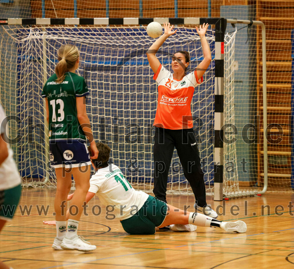 2023-09-16_075_TSV_Vaterstetten_gegen_SV_Muenchen_Laim | Baldham, Deutschland, 16.09.2023:
Handball, Bayernliga Frauen Staffel Süd 2023 / 2024, 1. Spieltag, TSV Vaterstetten gegen SV München Laim, Endergebnis: 23:34

Ronja Flemming (SV München Laim, #13), Anna-Lena Vogel (TSV Vaterstetten, #11), Torfrau Georgia Moretti (SV München Laim, #25)

Foto: Christian Riedel / fotografie-riedel.net