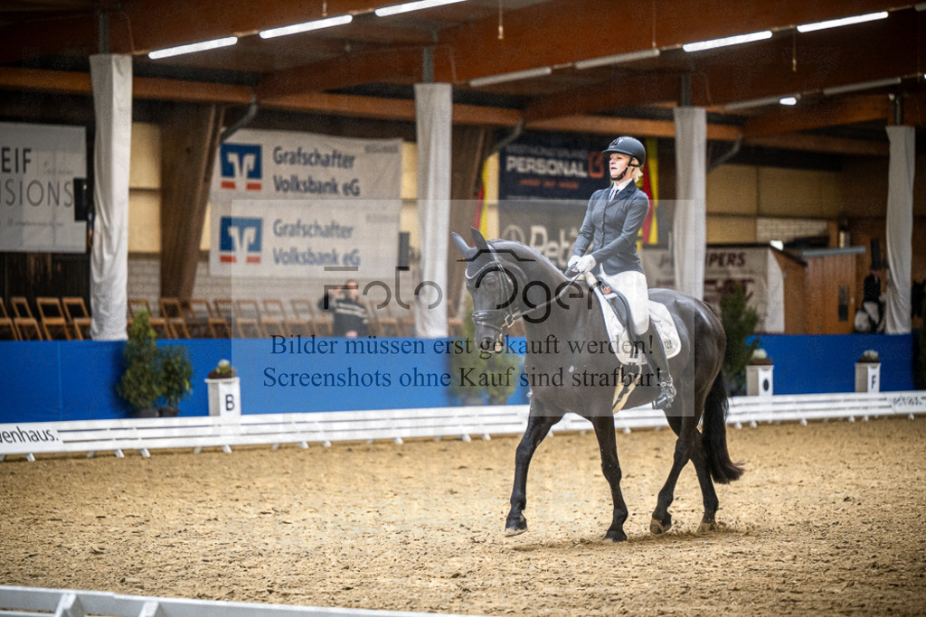 DOS_3401 | Entdecke hochwertige Reitturnierfotos von Foto Oger. Professionell, emotional und authentisch – jetzt Lieblingsmomente im Shop bestellen.Deutschlandweite Turnierfotografie. - Realisiert mit Pictrs.com