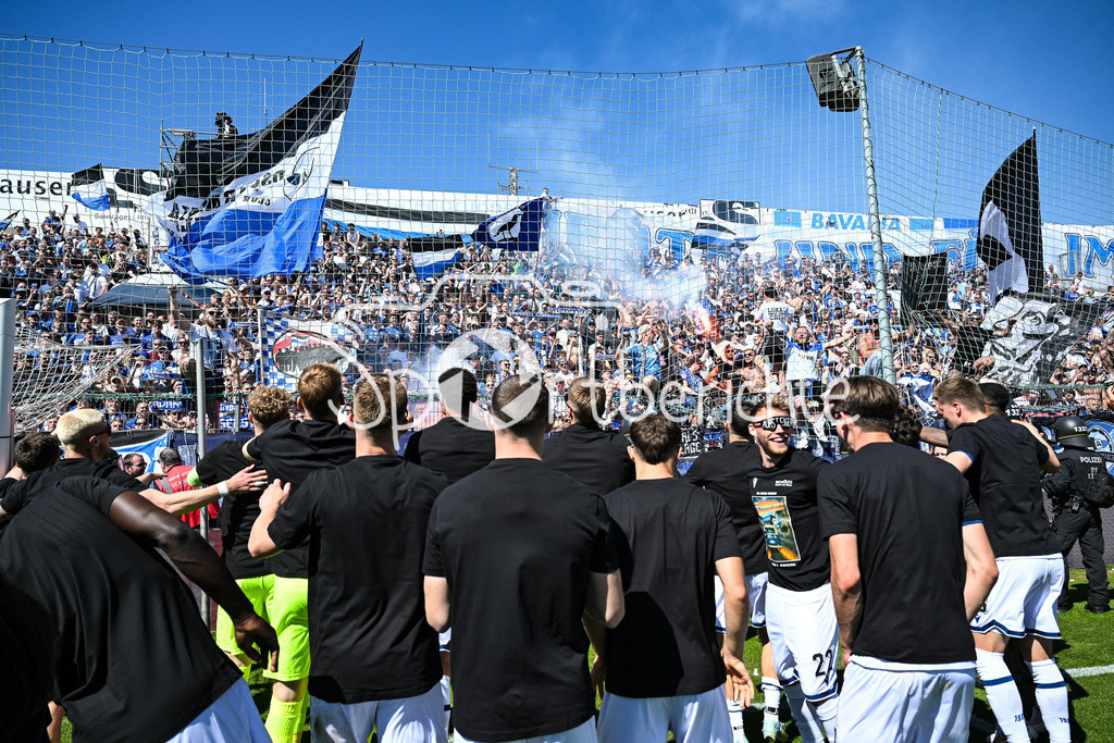 SpVgg Unterhaching - Arminia Bielefeld | die Mannschaft aus Bielefeld feiert zusammen mit den Fans dein Sieg und den Aufstieg in Unterhaching / Bierdursche / Bier / Freude / Happy / Gluecklich / 3. Liga: SpVgg Unterhaching - Arminia Bielefeld, Uhlsport Park am 11.05.2025