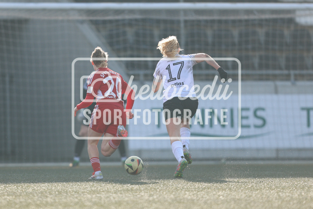 Fußball I Frauen I Saison 2025-2026 I Testspiel I FSV Gütersloh - SpVg Aurich-45 | Ana-Carolin Hoffmann (20, SpVg Aurich) Clara Koepke (17, FSV Gütersloh) - Realisiert mit Pictrs.com