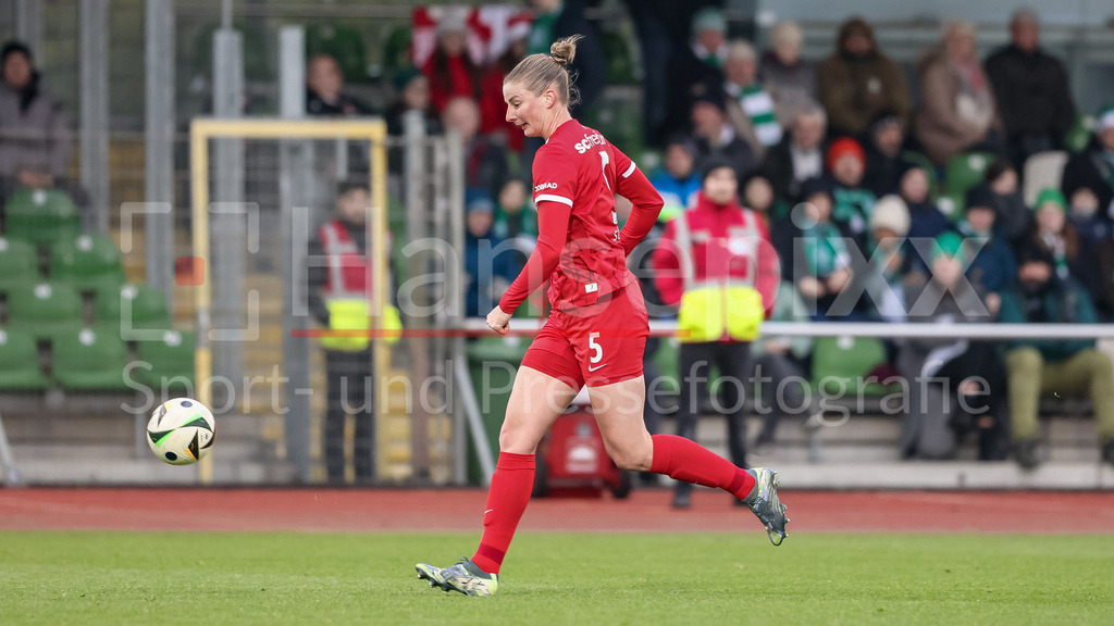 Fussball, Google Pixel Frauen-Bundesliga, SV Werder Bremen - SC Freiburg | v.li.: Julia Stierli (SC Freiburg, 5) am Ball, Freisteller, Einzelbild, Ganzkörper, Aktion, Action, Spielszene, DIE DFB-RICHTLINIEN UNTERSAGEN JEGLICHE NUTZUNG VON FOTOS ALS SEQUENZBILDER UND/ODER VIDEOÄHNLICHE FOTOSTRECKEN. DFB REGULATIONS PROHIBIT ANY USE OF PHOTOGRAPHS AS IMAGE SEQUENCES AND/OR QUASI-VIDEO.