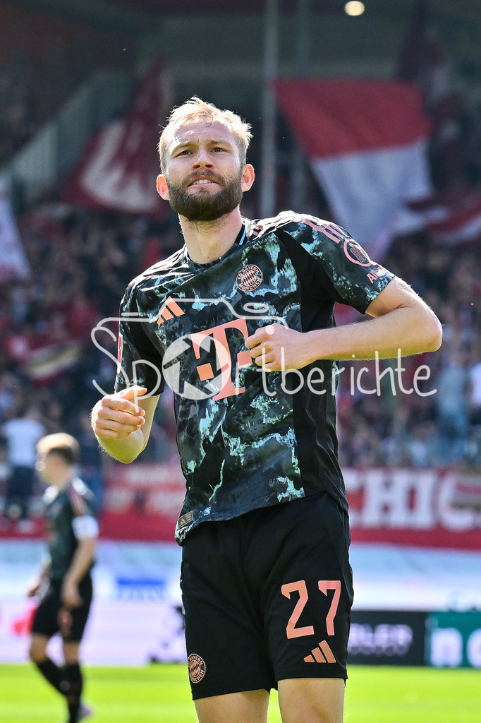 1. FC Heidenheim - FC Bayern München | Jubel der Gaeste nach dem Treffer zum 0-2 duch Konrad LAIMER (FC Bayern Muenchen 27) / Tor / Torschuetze / Freude / Happy / Bundesliga: 1. FC Heidenheim - FC Bayern Muenchen, Voith Arena am 19.04.2025