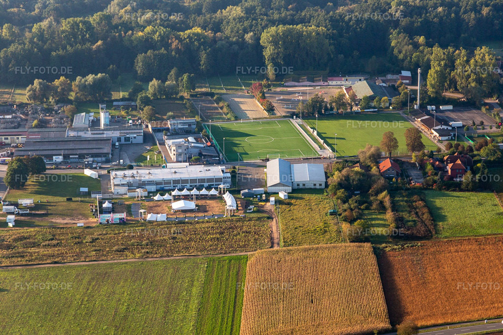 Luftbild: TSV Fortuna Billigheim Ingenheim e.V. und Reit- und Fahrverein e. V. Billigheim im Ortsteil Billigheim in Billigheim-Ingenheim im Bundesland Rheinland-Pfalz in Deutschland. Foto: IMG_129827.jpg vom 10.10.2021 durch Werner Riehm/FLY-FOTO.de