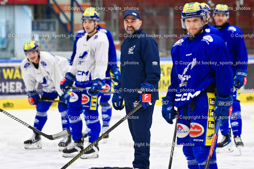 Eistrainig EC VSV mit Headcoach Pierre Allard | Eistrainig EC VSV mit Headcoach Pierre Allard, 1. Eistrainig EC VSV mit Headcoach Pierre Allard am 02.12.2025 in Villach (Stadthalle Villach), Austria, (Photo by Bernd Stefan)