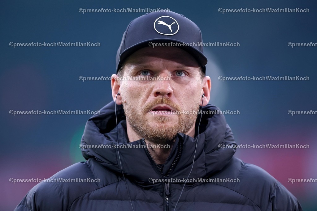 BMG13122501005 | 13.12.2025, Fußball, Borussia Mönchengladbach - VfL Wolfsburg, 1. Fußball Bundesliga, 14.Spieltag, Borussia-Park, Saison 2025 2026: Cheftrainer Eugen Polanski (Borussia Mönchengladbach)  DFB regulations prohibit any use of photographs as image sequences and or quasi-video.