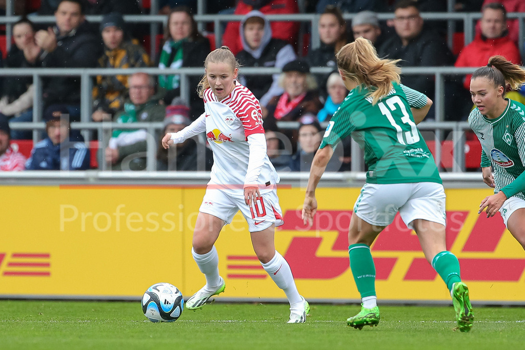 Fussball, Google Pixel Frauen-Bundesliga, RB Leipzig - SV Werder Bremen | v.li.: Vanessa Fudalla (RB Leipzig, 10) am Ball, Einzelbild, Ganzkörper, Aktion, Action, Spielszene, Ricarda Walkling (SV Werder Bremen, 13), DIE DFB-RICHTLINIEN UNTERSAGEN JEGLICHE NUTZUNG VON FOTOS ALS SEQUENZBILDER UND/ODER VIDEOÄHNLICHE FOTOSTRECKEN. DFB REGULATIONS PROHIBIT ANY USE OF PHOTOGRAPHS AS IMAGE SEQUENCES AND/OR QUASI-VIDEO.