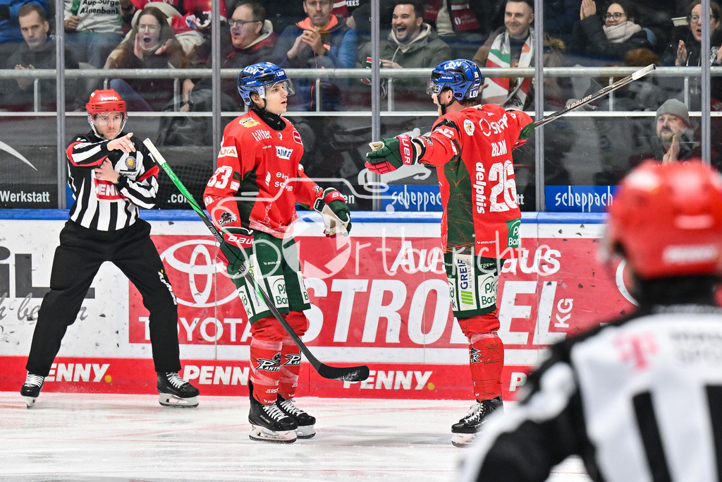Augsburger Panther - Fischtown Bremerhaven | AUGSBURG, GERMANY - 25. JANUARY: Jubel der Panther nach dem Treffer zum 1-1 Ausgleich durch Tim WOHLGEMUTH (Augsburger Panther 33) / Tor / Torschuetze / Freude / Happy während dem Match zwischen den Augsburger Panthern und den Fischtown Pinguins am 43. Spieltag der Penny DEL im Curt Frenzel Stadion