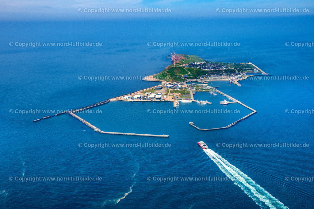 Helgoland_ELS_6955250622 | HELGOLAND 25.06.2022 Die Insel Helgoland in der Nordsee mit dem Hafengelände auf Helgoland im Bundesland Schleswig-Holstein. // The island of Helgoland in the North Sea to the port area on Helgoland in Schleswig-Holstein. Foto: Martin Elsen