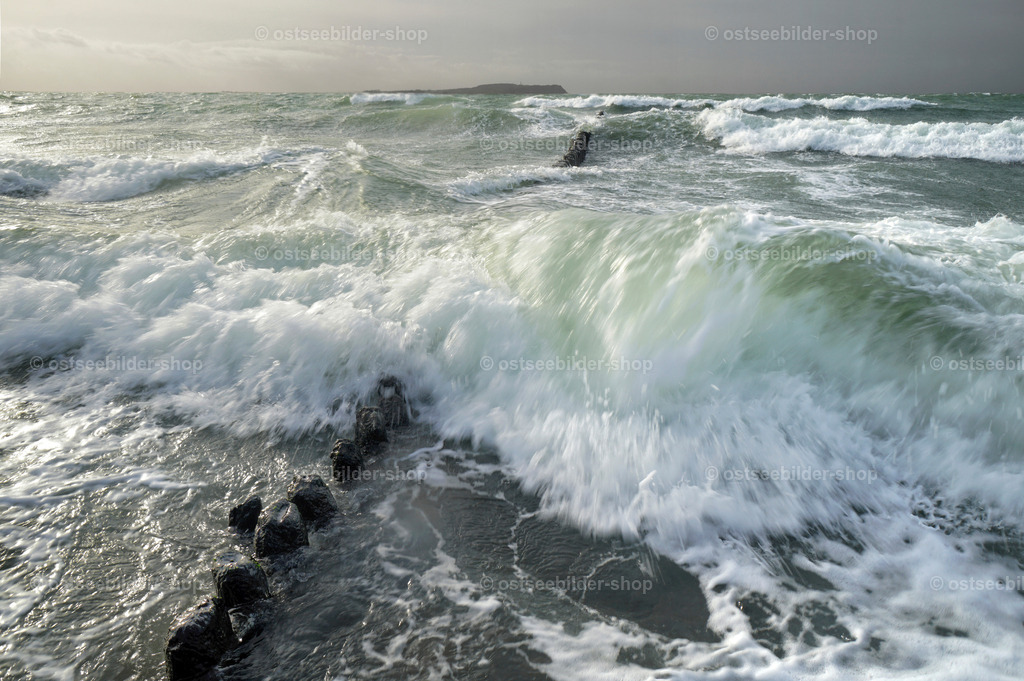 Die wilde Seite der Ostsee | Bei Westwind entwickeln Ostseewellen ihre ganze Kraft. Hier rollen sie über eine alte Holzbuhne am Strand von Dranske hinweg. Am Horizont erkennt man die Insel Hiddensee mit dem Dornbusch.