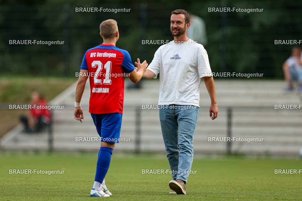 1_KFCWAT_20250723_0628.JPG -  - KFC Uerdingen - SG Wattenscheid 09 - Testspiel | Krefeld, Deutschland, 23.07.25: Jan Bachmann (KFC Uerdingen) und Geschäftführer Sport Michael Nagorny (KFC Uerdingen) begrüßen sich waehrend des Testspiel Spiels zwischen KFC Uerdingen - SG Wattenscheid 09 in der Covestro Sportpark am 23. July 2025 in Krefeld, Deutschland. (Foto von Stefan Brauer/Brauer-Fotoagentur)