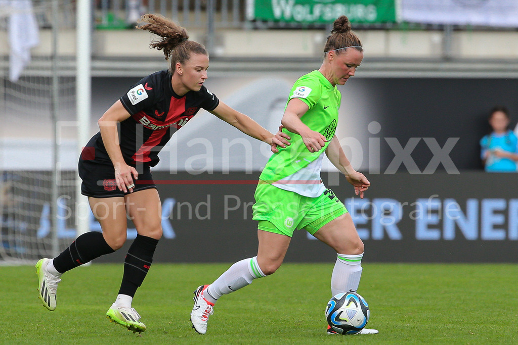 Fussball, Google Pixel Frauen-Bundesliga, VfL Wolfsburg - Bayer 04 Leverkusen | v.li.: Synne Skinnes Hansen (Bayer 04 Leverkusen, 10) und Marina Hegering (VfL Wolfsburg, 31) im Zweikampf, Duell, Dynamik, Aktion, Action, Spielszene, DIE DFB-RICHTLINIEN UNTERSAGEN JEGLICHE NUTZUNG VON FOTOS ALS SEQUENZBILDER UND/ODER VIDEOÄHNLICHE FOTOSTRECKEN. DFB REGULATIONS PROHIBIT ANY USE OF PHOTOGRAPHS AS IMAGE SEQUENCES AND/OR QUASI-VIDEO.