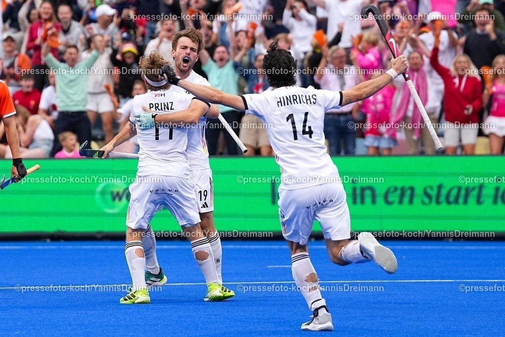 xydrx16082503051 | 16.08.2025, xydrx, Herren EuroHockey Championship 2025, Finale, Niederlande - Deutschland, Sparkassenpark Mönchengladbach: Torjubel nach dem Tor zum 1:1 für die Deutsche Nationalmannschaft durch Torschütze Justus Weigand (GER #19) zusammen mit Thies Prinz (GER #11) und Teo Hinrichs (GER #14)