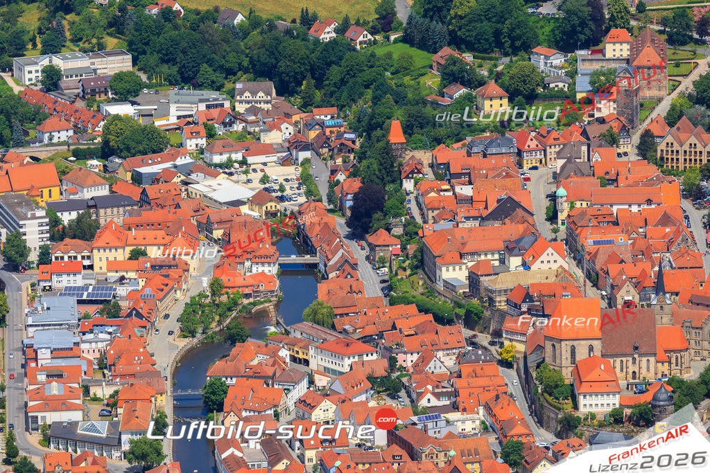 Die Luftaufnahme der Stadt Kronach wurde vom UL-Flugzeug heraus erstellt ( keine Drohne )- hohe Auflösung für beste Qualität