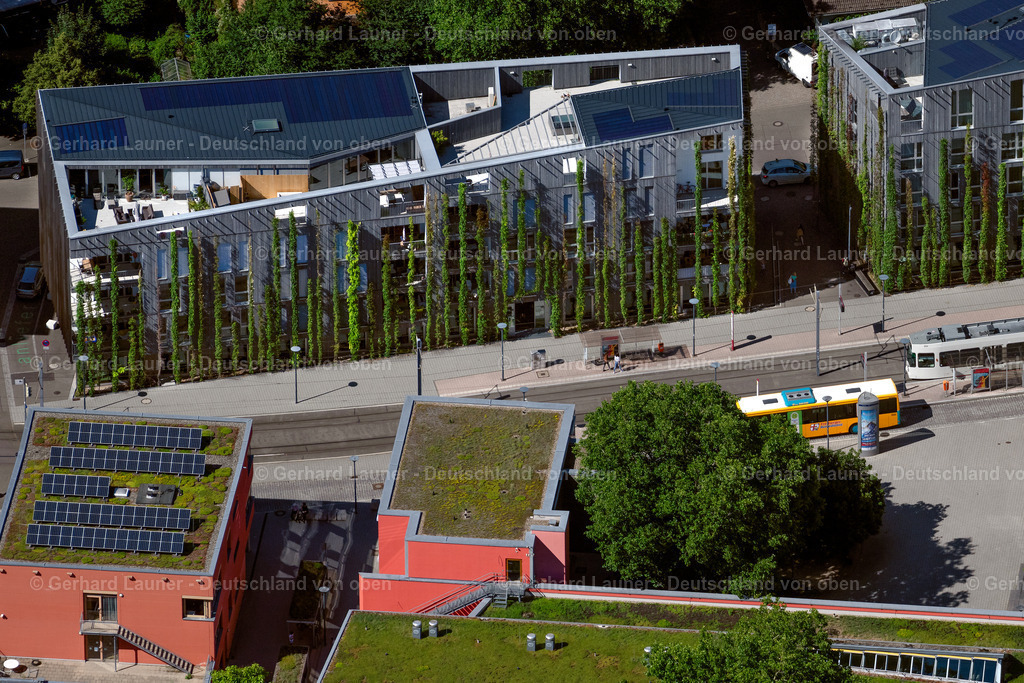 4033616 | FREIBURG IM BREISGAU 30.06.2020 Gebäude eines Mehrfamilien- Wohnhauses mit begrünter Fassade am Paula-Modersohn-Platz im Ortsteil Sankt Georgen in Freiburg im Breisgau im Bundesland Baden-Württemberg, Deutschland. Weiterführende Informationen bei: Barkow Leibinger Gesellschaft von Architekten mbH,  Freiburger Stadtbau GmbH,  Jakob GmbH. // Building of a multi-family residential building with begruenter Fassade on place Paula-Modersohn-Platz in the district Sankt Georgen in Freiburg im Breisgau in the state Baden-Wuerttemberg, Germany. Further information at: Barkow Leibinger Gesellschaft von Architekten mbH,  Freiburger Stadtbau GmbH,  Jakob GmbH. Foto: Gerhard Launer