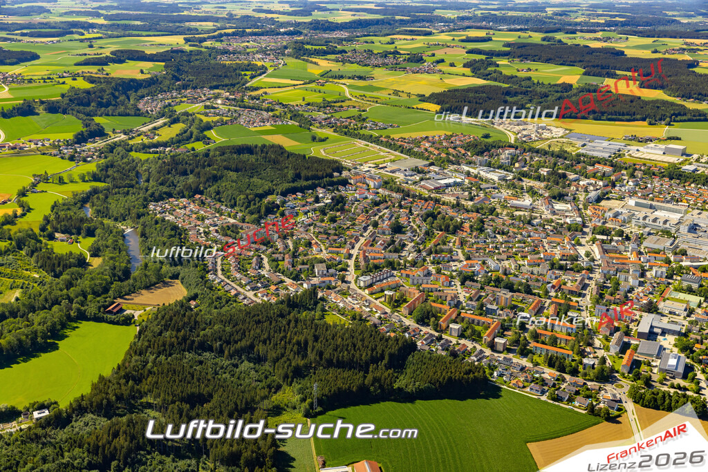 Aktuelles Luftbild von  Traunreut - Die Luftaufnahme wurde 2022 mittels UL-Flugzeug erstellt ( keine Drohne ) - hochauflösende Kamera-Systeme von  Canon -Beste Qualität - Für grossformatige Ausdrucke geeignet. Die Geschenkidee !