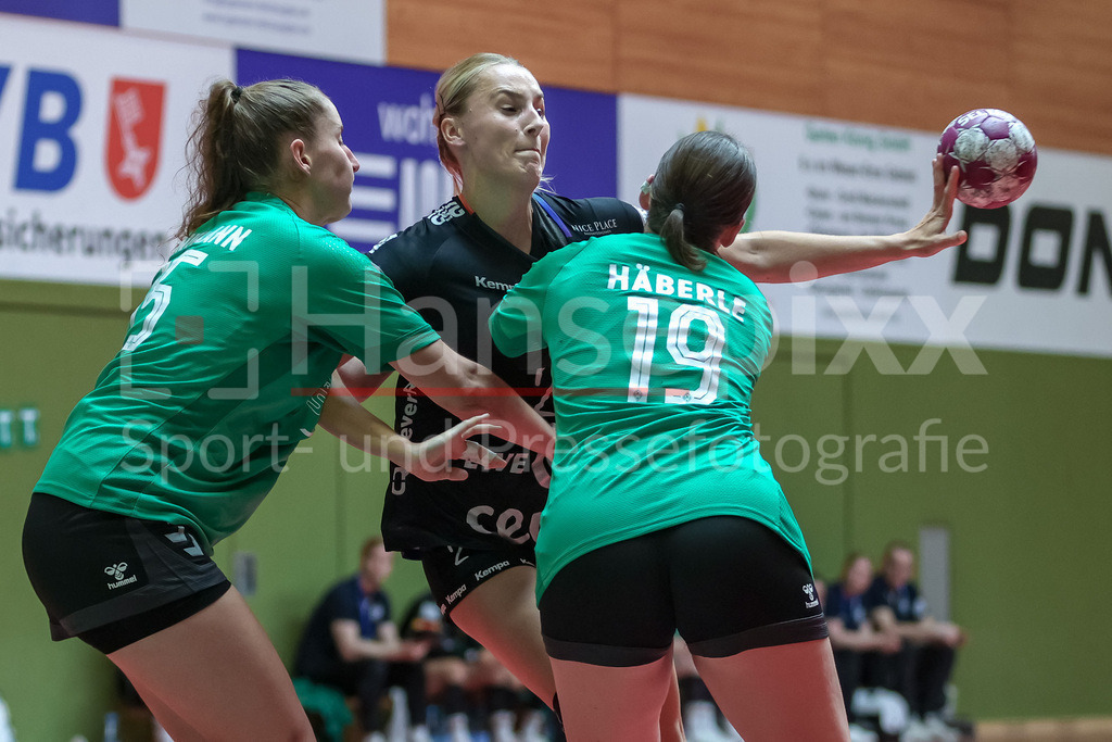 Handball, DHB-Pokal Frauen, SV Werder Bremen - VfL Oldenburg | v.li.: Lara Niemann (SV Werder Bremen, 35), Lisa Borutta (VfL Oldenburg, 2) und Mathilda Häberle (SV Werder Bremen, 19) im Zweikampf, Duell, Spielszene, Aktion, Action