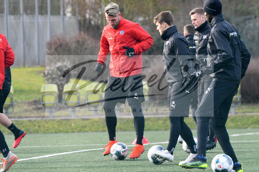 20200131_TRAOSN_0055 | Fußball, Herren: Torhueter Philipp Kuehn (VfL Osnabrueck) in Aktion, am Ball, Einzelaktion waehrend der Trainingseinheit des VfL Osnabrueck im Sportpark Illoshoehe am 31.01.2020 in Osnabrueck, Deutschland. - Realisiert mit Pictrs.com