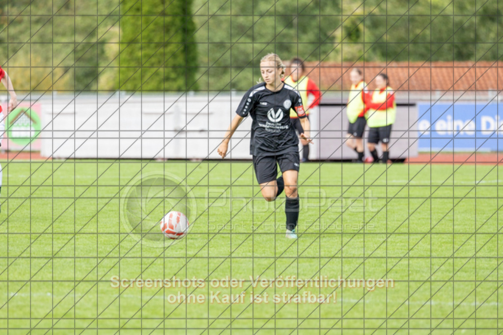 20250928_143749_0580 | #,1.FC Donzdorf (schwarz) vs. TV Derendingen (rot), Fussball, Frauen-Verbandsliga Württemberg, 03. Spieltag, Saison 2025/2026, Rasenplatz Lautertal Stadion, Süßener Straße 16, 73072 Donzdorf, 28.09.2025 - 13:00 Uhr,Foto: PhotoPeet-Sportfotografie/Peter Harich