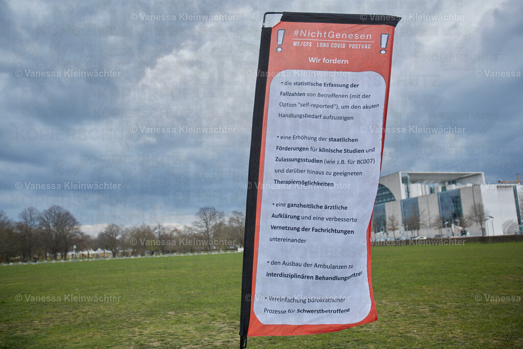 #NichtGenesen am Bundestag zum International LongCovid Awareness Day 2024 | Mit Fotos von arbeitsunfähigen Betroffenen fordert die Initiative #NichtGenesen anlässlich des International LongCovid Awareness Day am 15.03.2024 vor dem Reichstag mehr Geld für Forschung und soziale Absicherung. Bundesgesundheitsminister Karl Lauterbach und weitere MdBs sprechen mit den Demonstrant*innen. - Realisiert mit Pictrs.com