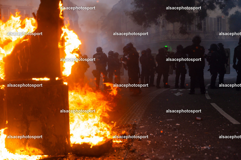9L6A7844 | Strasbourg, France, 24 octobre 2026. Des manifestants affrontent les forces de l’ordre lors d’une mobilisation dans le centre-ville de Strasbourg. Des policiers interviennent pour disperser des groupes de manifestants, tandis que des gaz lacrymogènes sont utilisés. Des affrontements, des jets de projectiles et des dégradations sont observés dans plusieurs rues. Des barricades et des véhicules en feu témoignent de la tension qui règne en marge de la mobilisation. - Realisiert mit Pictrs.com