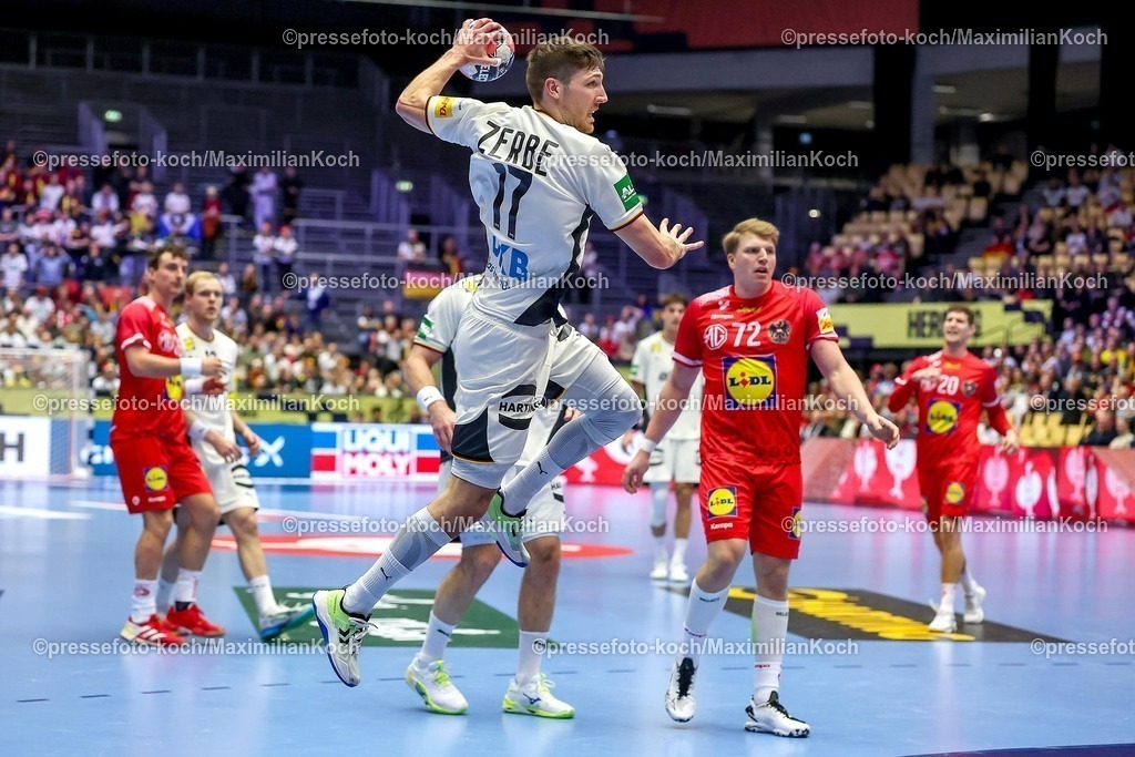 EHF15012602085 | 15.01.2026, Handball, Men's EHF EURO 2026, Deutschland - Östereich, Jyske Bank Boxen in Herning, Dänemark, Preliminary Round:  Lukas Zerbe (Germany #17) wirft auf das Tor von  Constantin Möstl (Austria #98)  