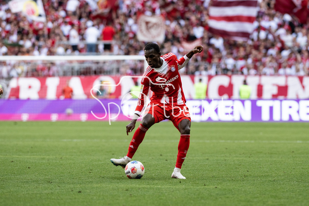 FC Bayern München - 1. FC Heidenheim | MUNICH, GERMANY - 02. MAI: am Ball Nicolas JACKSON (FC Bayern Munich 11) / Einzelfoto / Freisteller während dem Bundesligamatch zwischen dem FC Bayern München und dem 1. FC Heidenheim am 32. Spieltag in der Allianz Arena / DFL REGULATIONS PROHIBIT ANY USE OF PHOTOGRAPHS AS IMAGE SEQUENCES AND/OR QUASI-VIDEO