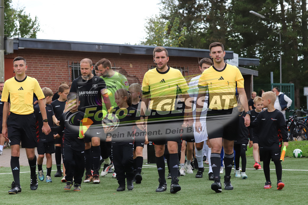 SC Bünde - BV 21 Stift-Quernheim | Auf dem Bild zu sehen: Schiedsrichter v.l.: Antonio Ljubas, Philipp Miska, Tobias Patzer  SC Bünde, BV 21 Stift-Quernheim, Fistelmann Supercup, Hunnebrock, Deutschland  - Realisiert mit Pictrs.com