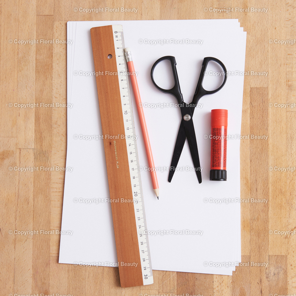 Hexentreppe aus Papier basteln | Papier in 2 cm breite Streifen schneiden. Mit Kleber rechtwinklig fixieren. Abwechselnd Streifen über Streifen legen und andrücken. Abschließend zusammenkleben. - Realisiert mit Pictrs.com
