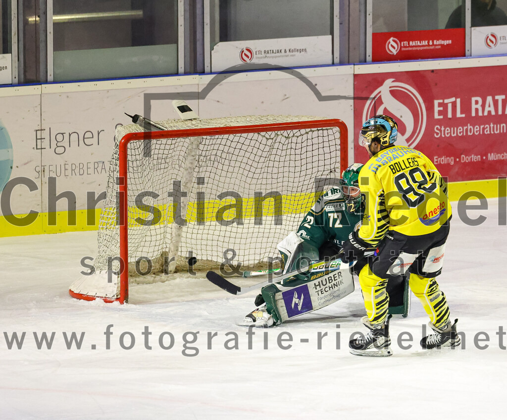2025-12-28_112_TSV_Erding_gegen_onesto_Tigers_Bayreuth | Erding, Deutschland, 28.12.2025:Eishockey, Oberliga Süd 2025 / 2026, 31. Spieltag, TSV Erding gegen onesto Tigers Bayreuth, Endergebnis: 6:5 n.V.Torwart David Zabolotny (Erding Gladiators, #72), Kyle Bollers (onesto Tigers Bayreuth, #88)Foto: Christian Riedel / fotografie-riedel.net