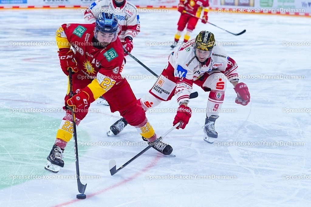 xYDRx19102501084 | 19.10.2025, xydrx, Eishockey, DEL2, Düsseldorfer EG - EV Landshut, PSD Bank Dome Düsseldorf: Erik Bradford (Düsseldorfer EG #22) im Zweikampf gegen Tobias Lindberg (EV Landshut #9)
