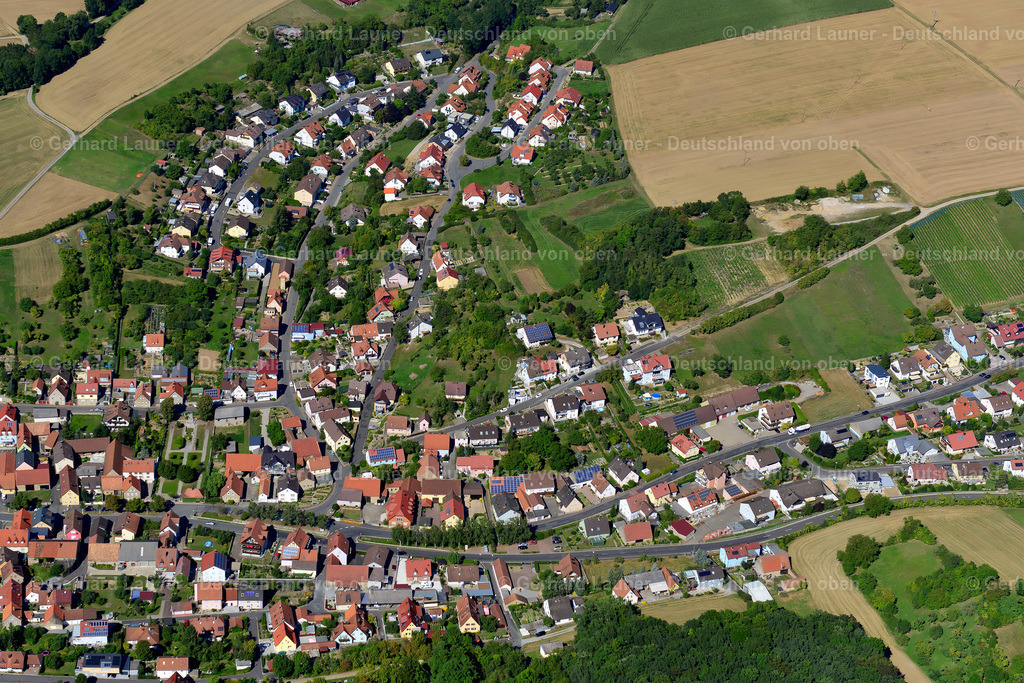 3650307 | THEILHEIM 31.08.2016 Ortsansicht am Rande von landwirtschaftlichen Feldern und Nutzflächen  in Theilheim im Bundesland Bayern, Deutschland // Village view on the edge of agricultural fields and land  in Theilheim in the state Bavaria, Germany Foto: Gerhard Launer