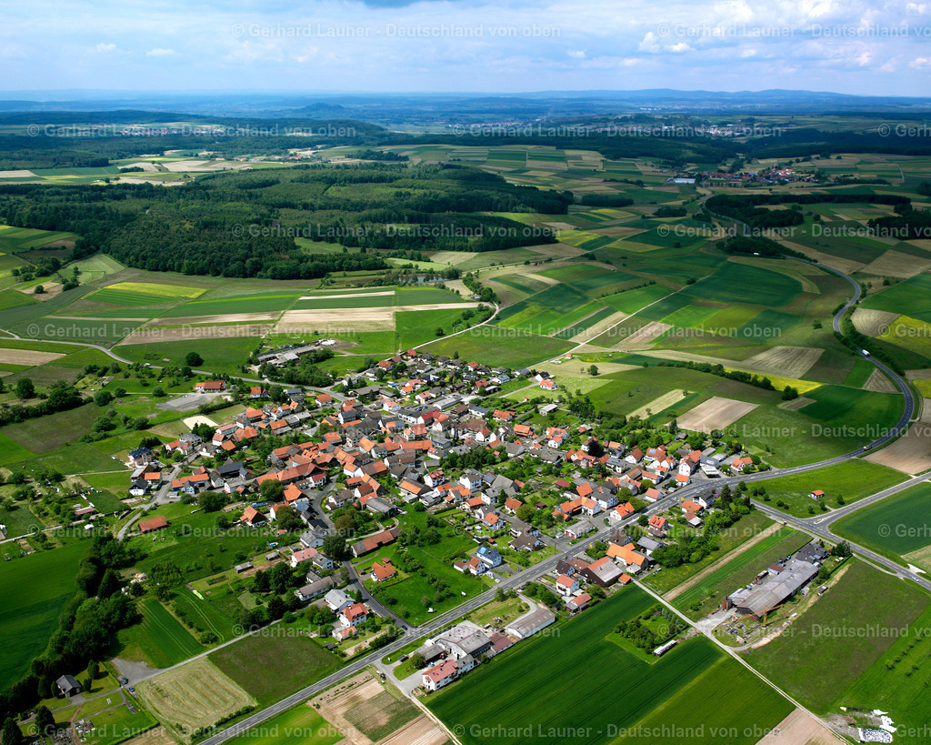 2614280 | BERNSFELD 09.06.2006 Ortsansicht am Rande von landwirtschaftlichen Feldern und Nutzflächen  in Bernsfeld im Bundesland Hessen, Deutschland // Village view on the edge of agricultural fields and land  in Bernsfeld in the state Hesse, Germany Foto: Gerhard Launer