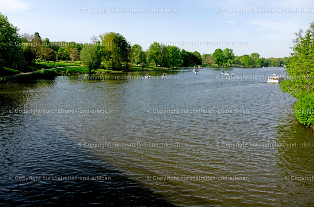 Blick auf den Aasee von der Torminbrücke aus, | Ruhige Szene auf dem Aasee in Münster, fotografiert von der Torminbrücke aus. - Realisiert mit Pictrs.com