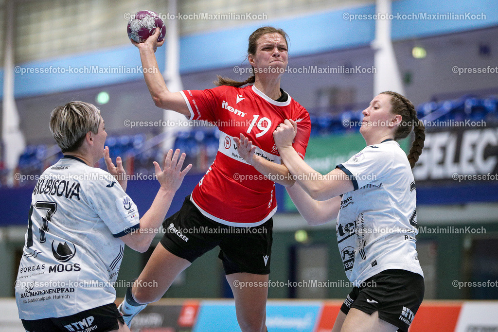 So1HBF18052401031 | 18.05.2024, Solingen, Handball Bundesliga Frauen, 25.Spieltag, Klingenhalle, HSV Solingen-Gräfrath 76 - Thüringer HC: Mandy Reinarz (#19; HSV Solingen-Gräfrath 76) gegen Lydia Jakubisova (#17; Thüringer HC) und Kim Ott (#25; Thüringer HC)