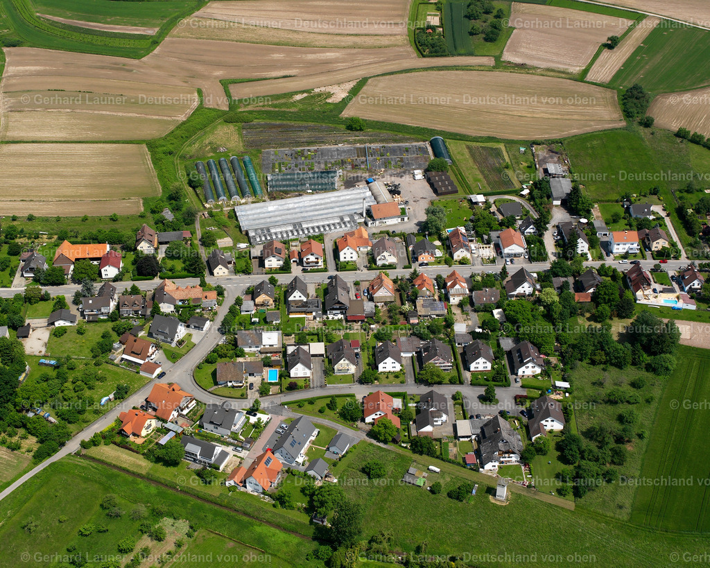 2626388 | LEGELSHURST 09.06.2006 Landwirtschaftliche Nutzflächen und Feldgrenzen  umsäumen das Siedlungsgebiet des Dorfes in Legelshurst im Bundesland Baden-Württemberg, Deutschland // Agricultural land and field boundaries surround the settlement area of the village  in Legelshurst in the state Baden-Wuerttemberg, Germany Foto: Gerhard Launer