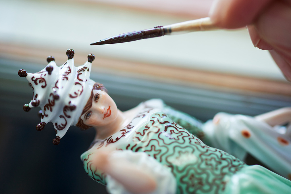 Wiener Porzellanmanufaktur Augarten | Wien, Austria - July 17, 2017: Wiener Porzellanmanufaktur Augarten, Damenfigur wird handbemalt. - Realisiert mit Pictrs.com