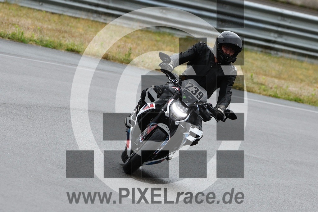 1239-20260612_01640 | Schöne Erinnerungen an spannende Momente - das festzuhalten ist unser Job. PIXELrace.de ist seit 2003 auf den Rennstrecken Europas unterwegs um die Action draußen beim Fahren und die wunderbare Stimmung imm Fahrerlager für euch einzufangen.