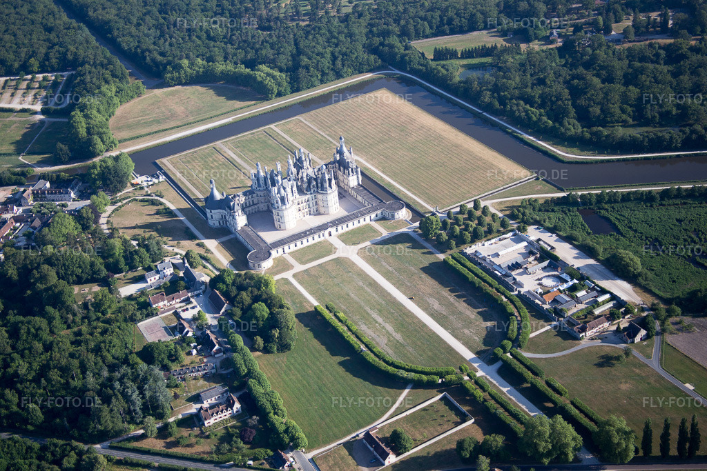 Luftbild: Ortsansicht in Chambord im Bundesland Loir-et-Cher in Frankreich. Foto: IMG_082149.jpg vom 20.06.2015 durch Werner Riehm/FLY-FOTO.de