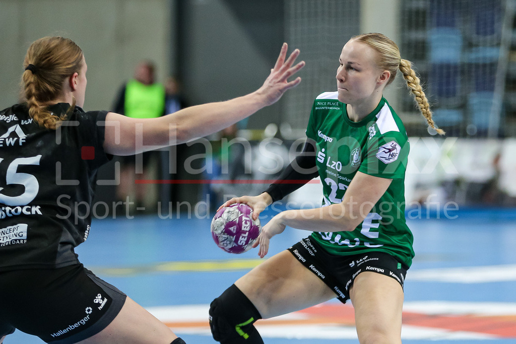 Handball, Bundesliga Frauen, VfL Oldenburg - HSG Bad Wildungen Vipers | v.li.: Jolina Huhnstock (HSG Bad Wildungen Vipers, 45) und Lotta Röpcke (VfL Oldenburg, 22) am Ball, Spielszene, Aktion, Action