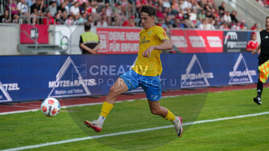 Fußball, Herren, Saison 2025/2026, Regionalliga Nordost, 1. Spieltag, FC Rot-Weiß Erfurt vs. FSV 63 Luckenwalde, Freitag 25.07.2025, Steigerwaldstadion Erfurt, | Fußball, Herren, Saison 2025/2026, Regionalliga Nordost, 1. Spieltag, FC Rot-Weiß Erfurt vs. FSV 63 Luckenwalde, Freitag 25.07.2025, Steigerwaldstadion Erfurt, Im Bild: Mike Bachmann (Luckenwalde) versucht den Ball vor der Seitenauslinie zu retten. - Realisiert mit Pictrs.com