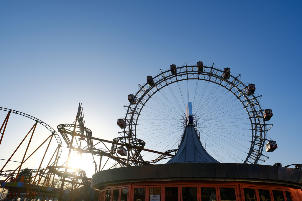 Riesenrad und Achterbahn im Gegenlicht. | Wien, Austria - February 27, 2019: Prater; Riesenrad und Achterbahn im Gegenlicht. - Realisiert mit Pictrs.com