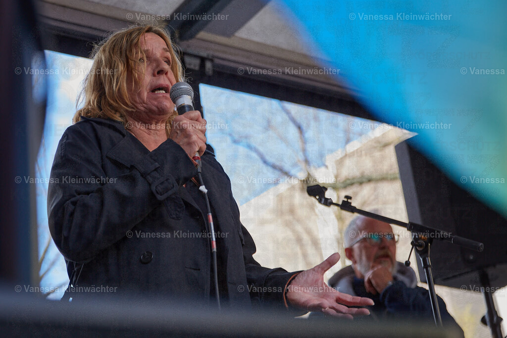 250408_KBS_Kuerzungen_11 | Einige hunderte Menschen protestieren am 08.04.2025 vor der Senatsverwaltung für Gesundheit in Berlin gegen finanzielle Kürzungen bei psychosozialen Kontakt- und Beratungsstellen.  - Realisiert mit Pictrs.com